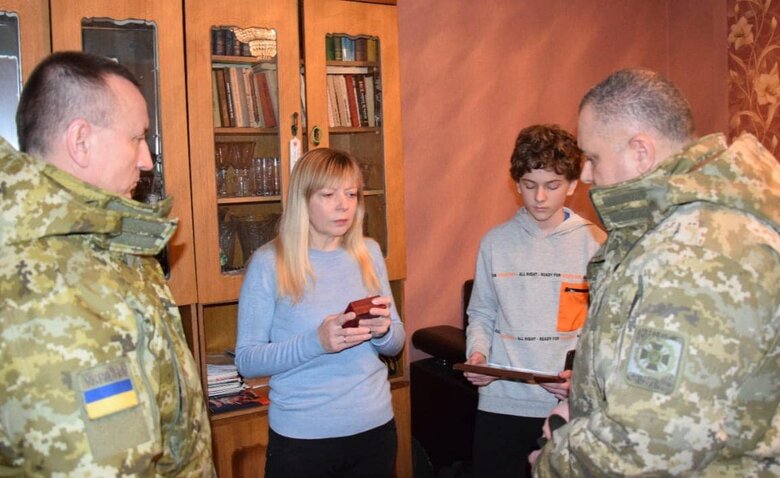Семье павшего воина-пограничника Владислава Дудолада вручили орден За мужество 03
