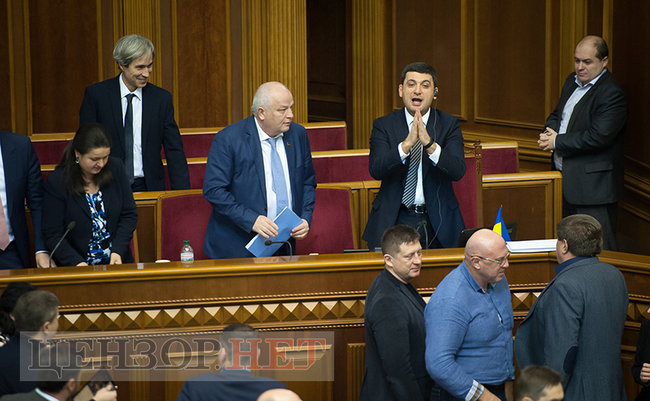 Депутати-соньки, Кіссе, який голосує за трьох, радісний Гройсман і обійми Лозового з Ляшком: як Рада вночі приймала Держбюджет-2019 30