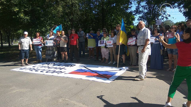В поддержку Олега Сенцова митинговали в Мариуполе 10