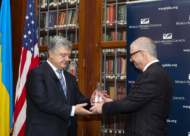 Порошенку в США вручили нагороду Міжнародний державний діяч 01