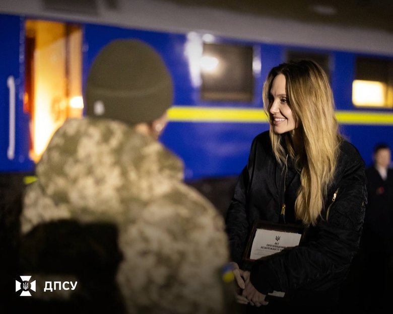 Анджеліна Джолі отримала національну символіку України від ДПСУ