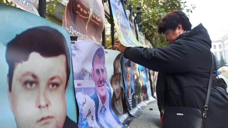 Україно, МИ Є: рідні українських полонених і зниклих без вісті на Донбасі пікетують ОП - матері заявили, що стоятимуть на Банковій 72 години 24 Україно, МИ Є: рідні українських полонених і зниклих без вісті на Донбасі пікетують ОП - матері заявили, що стоятимуть на Банковій 72 години 24