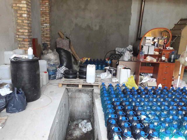 В Черкассах налоговики ликвидировали цех по производству фальсифицированного алкоголя: общая стоимость изъятого около 730 тысяч гривен 01 В Черкассах налоговики ликвидировали цех по производству фальсифицированного алкоголя: общая стоимость изъятого около 730 тысяч гривен 01