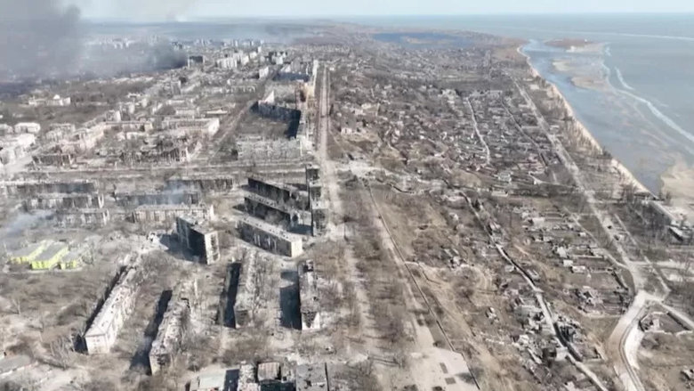 Children in Mariupol drank water from puddles to survive: their mother told about survival under Russian bombing 04