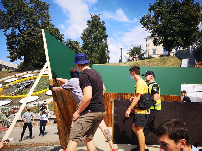 На Аллее Героев Небесной Сотни снесли декорации ко Дню Независимости: есть задержанные (Обновлено) 04