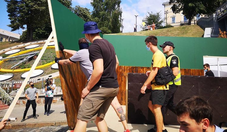 Інсталяція на Алеї Героїв Небесної Сотні мала б показати періоди, через які Україна пройшла для здобуття Незалежності, - ОП. ВIДЕО