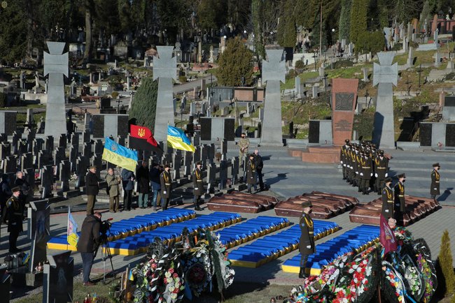 Тіла 428 жертв політичних репресій перепоховали у Львові 03