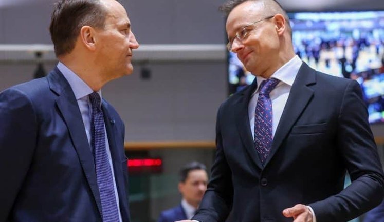 Сікорський і Сійярто публічно посперечалися після заяви Орбана про росактиви: "Віктор заслужив свій орден Леніна"