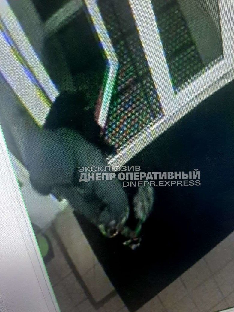 Вооруженный мужчина ограбил ПриватБанк в Днепре 03