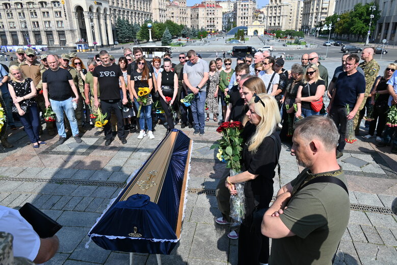 Із загиблим воїном, майданівцем Павлом Каленіченком попрощалися на Майдані Незалежності 33