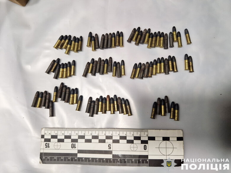 У Чернігові затримано нападника на військовослужбовця з наркотиками і зброєю