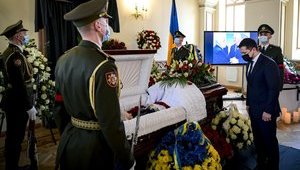 Зеленський взяв участь у церемонії прощання з першим главою МЗС України Зленком: "Він був тим, хто заклав основи дипломатичної армії"