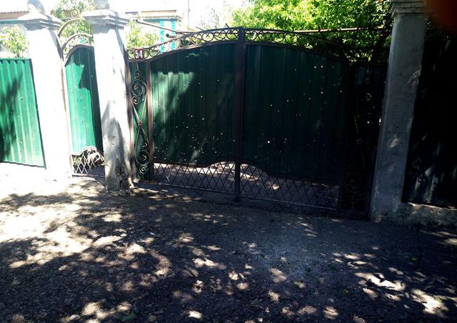 Вследствие ночного обстрела Красногоровки повреждены два дома 03 Вследствие ночного обстрела Красногоровки повреждены два дома 03