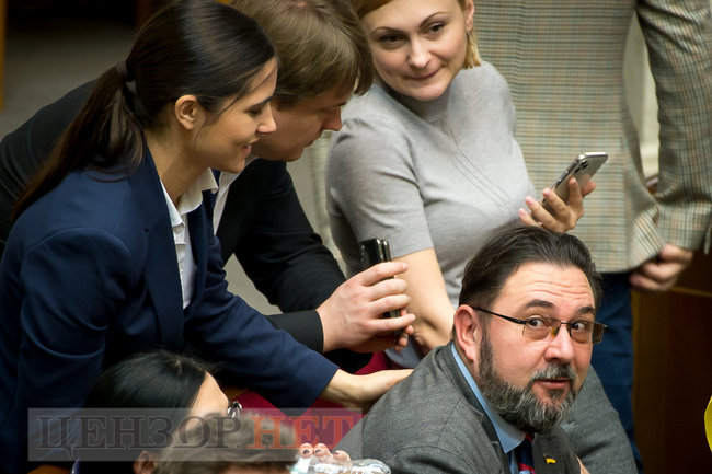 Обнимающая Потураева Янченко, слуга народа Салийчук просит помощника составлять базу обещаний, Галайчуку советуют отменить корпоратив, - день работы ВР 18 декабря 17