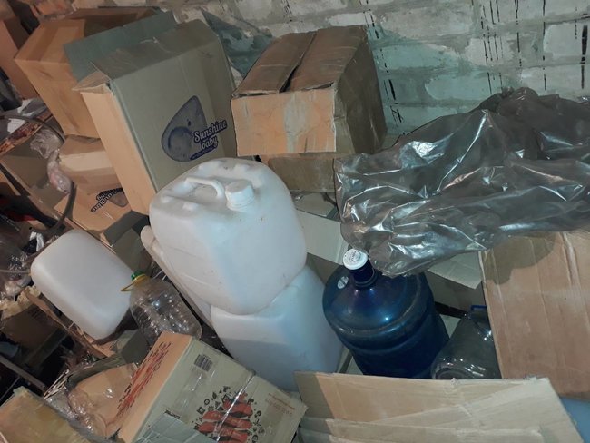 Податківці ліквідували 4 підпільні цехи з виробництва фальсифікованого алкоголю на Кіровоградщині: вилучено продукції на понад 2,1 млн грн 06