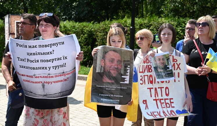 На акції в Києві вимагали визволити цивільних заручників Росії. ВІДЕО+ФОТОрепортаж