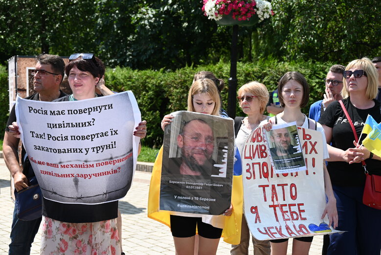 На акції в Києві вимагали визволити цивільних заручників Росії 12