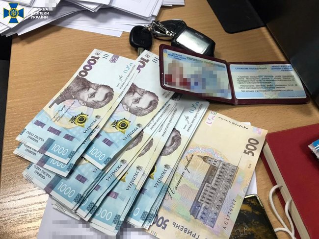 Руководитель управления Государственной налоговой службы на Полтавщине задержан при получении взятки, - СБУ 03