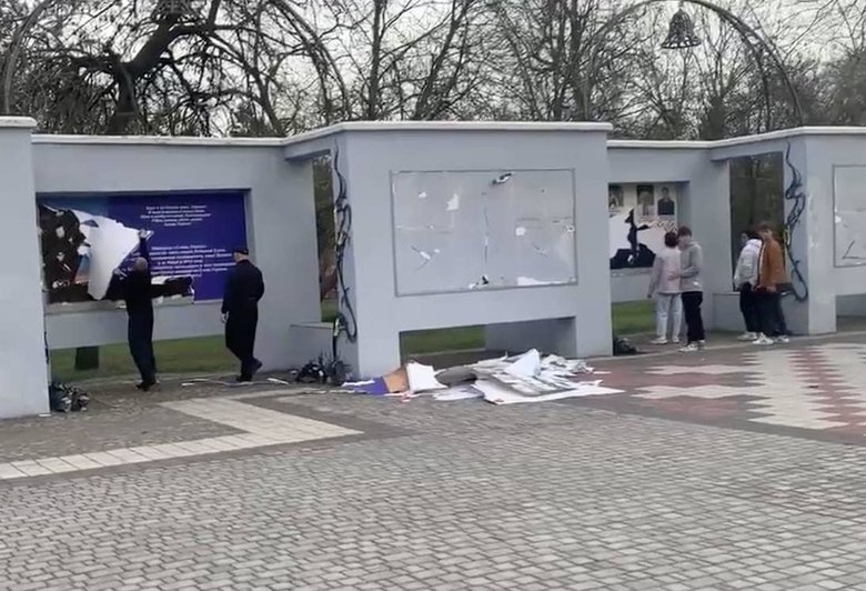 Окупанти знищили меморіал Слава Україні в Херсоні 01