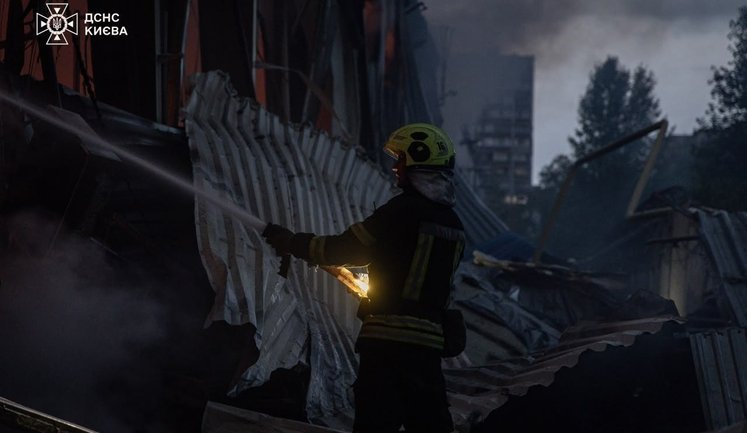Consequences of Russian Federation’s overnight missile attack on Kyiv: emergency services are extinguishing fires, there are one dead and several injured. PHOTOS