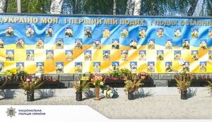 Забрав квіти та подарував дівчині: На Рівненщині хлопець обікрав стелу загиблих Героїв. ФОТОрепортаж