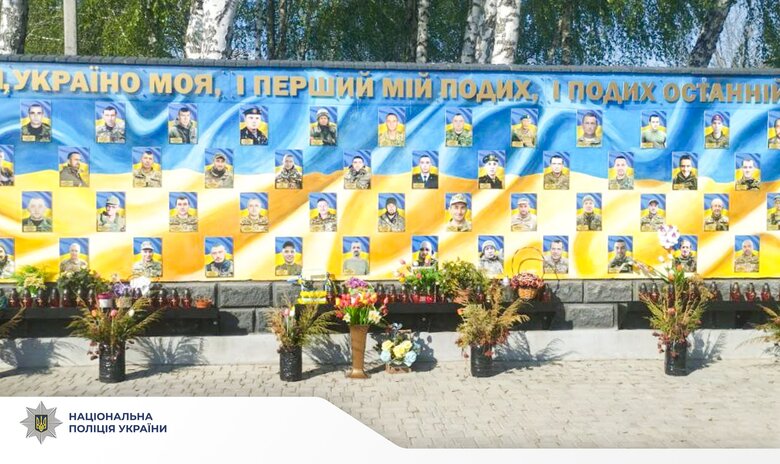 Парень украл цветы со стелы погибших Героев