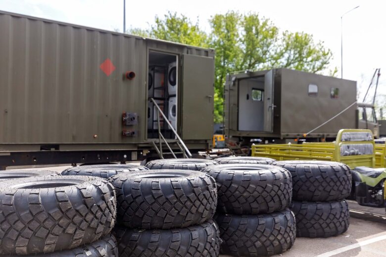 Квадроцикли для евакуації поранених і шини