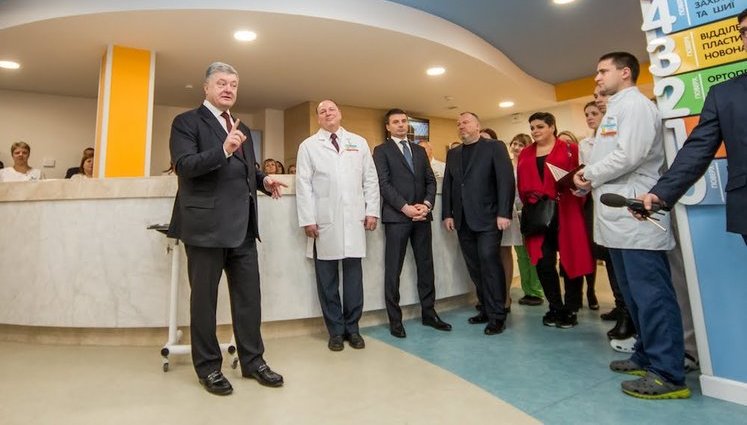 "Цей центр зараз - найкращий в Україні", - Порошенко відвідав Центр матері та дитини ім. Руднєва в Дніпрі. ФОТОрепортаж