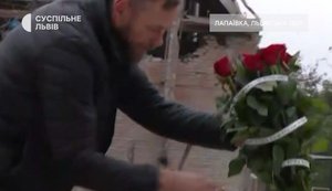 Батько вбитої російськи ударом 15-річної дівчини на Львівщині приїхав із фронту до зруйнованого будинку. ВIДЕО