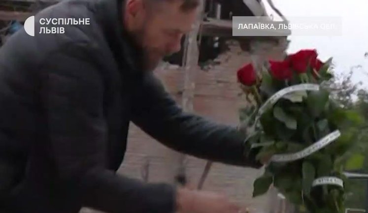 Батько вбитої російськи ударом 15-річної дівчини на Львівщині приїхав із фронту до зруйнованого будинку. ВIДЕО