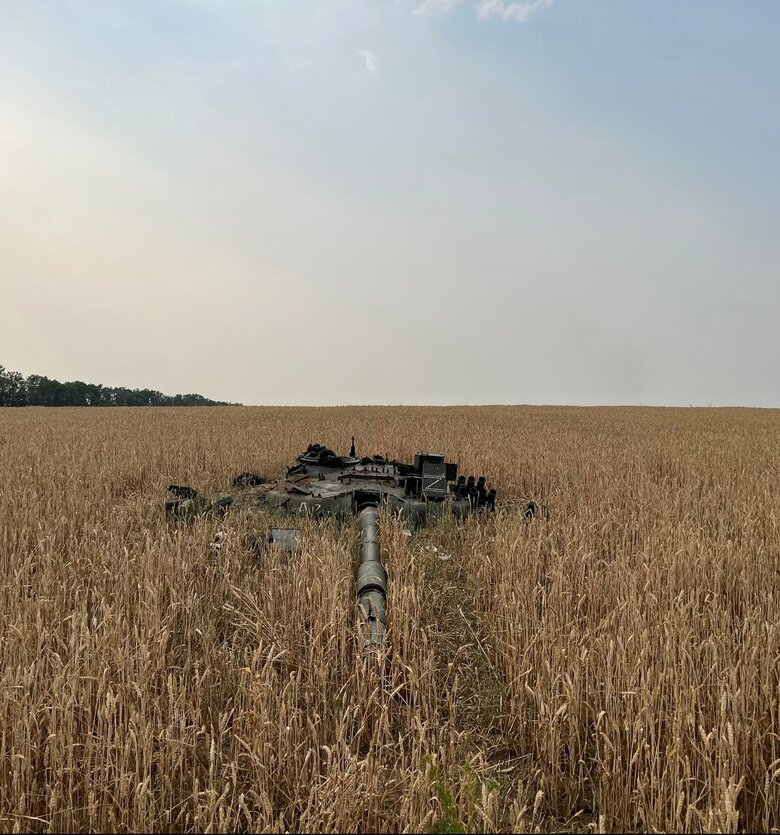 День прапора під час війни: Знищений російський Т-72 на пшеничному полі 01