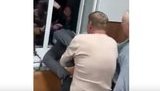 "Тут такий п#здець коїться", - на Київщині голова виборчої комісії з печаткою втік з дільниці через вікно. ВIДЕО