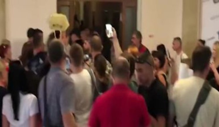 "Ты шо, бл#дь, падло, ох#евший!?", - защитники бездомных собак избили директора "Центра защиты животных" в Николаеве. ВИДЕО