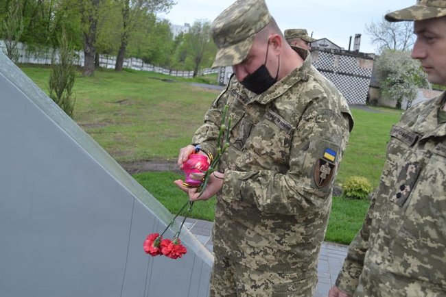 В Кривом Роге открыли мемориал памяти бойцов 17-й танковой бригады и батальона Кривбасс 06