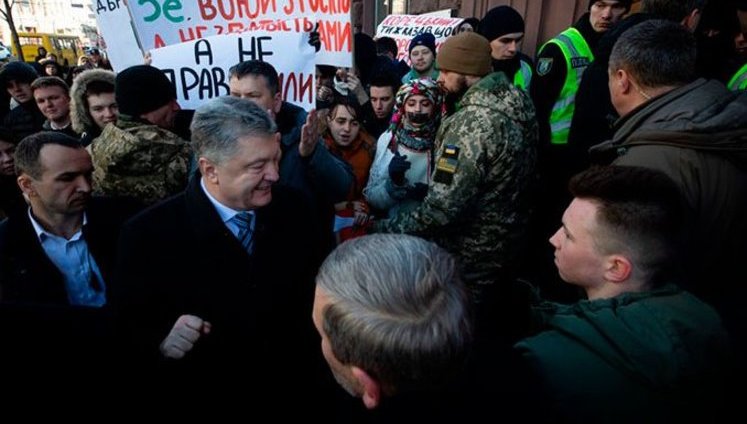 Беззмістовні допити ДБР укотре довели, що справи проти Порошенка - це фарс для тиску на лідера опозиційної політичної сили, - адвокати Порошенка
