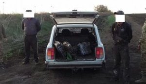 Пограничники задержали на Харьковщине двух украинцев, которые везли в Россию 9 мешков контрабандного сала. ФОТО