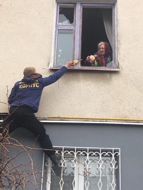 Окна повыбивало, двери внутри повыбивало, - последствия взрыва складов в Балаклее 09