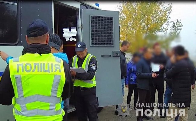 Поліція затримала на київському ринку 17 іноземців-нелегалів 02