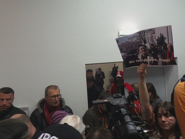 Після клопотань Хмари і Крат про взяття Савченко на поруки суд пішов радитися 06