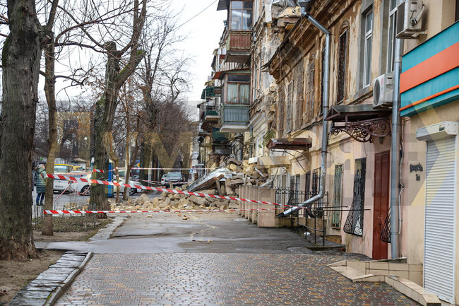 В центре Одессы рухнула часть жилого дома-памятника архитектуры 11