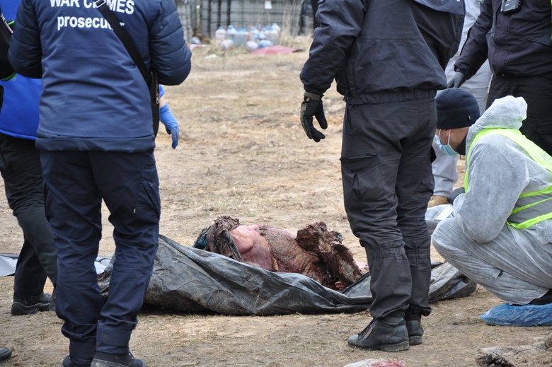 В Бучі ексгумують з братської могили тіла вбитих росіянами мирних жителів: Майже всі з вогнепальними пораненнями, деякі із завязаними руками та ногами 27