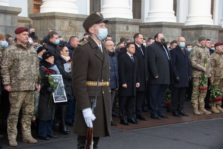 Зеленський вшанував память полеглих захисників Донецького аеропорту 04
