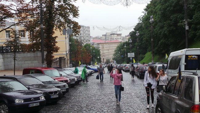 Owners of foreign-registered cars block Kyiv’s government quarter: We demand affordable customs clearance 06