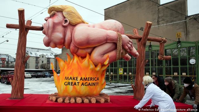 Навальний бє Путіна в пах і голий Трамп на рожні: Дюссельдорфом провезли сатиричні вози 02