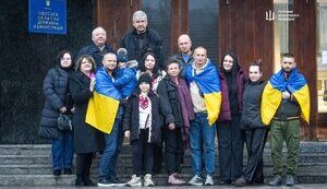 Українські моряки, яких звільнили з полону єменських хуситів, прибули в Одесу та зустрілися з родинами. ФОТОрепортаж