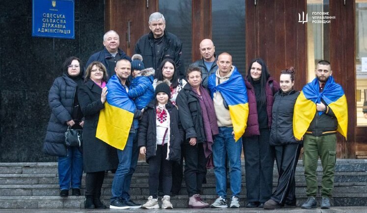 Українські моряки, яких звільнили з полону єменських хуситів, прибули в Одесу та зустрілися з родинами. ФОТОрепортаж
