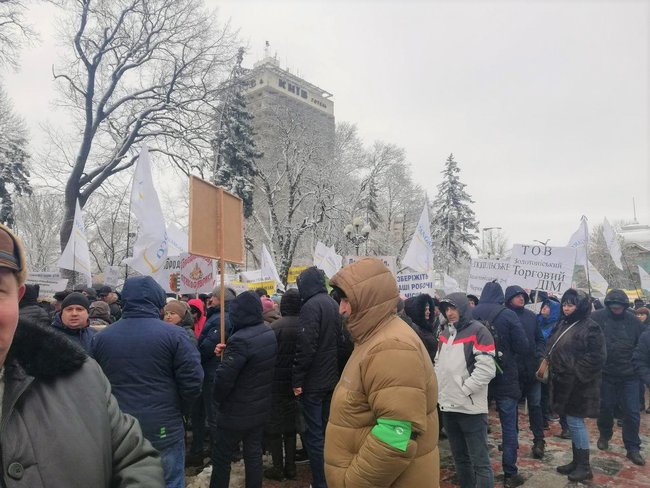 Кілька тисяч співробітників підприємств Бахматюка на мітингу закликали президента звільнити главу НАБУ Ситника і захистити їхні робочі місця 06