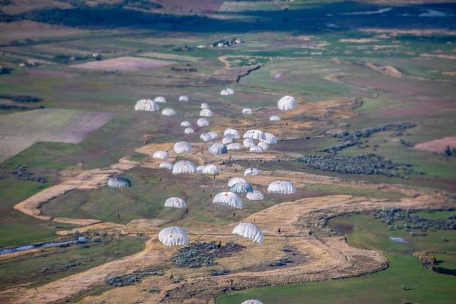 Airborne assault troops reservists ready to defend Ukraine at any time upon refresher training completion, - Poroshenko 07