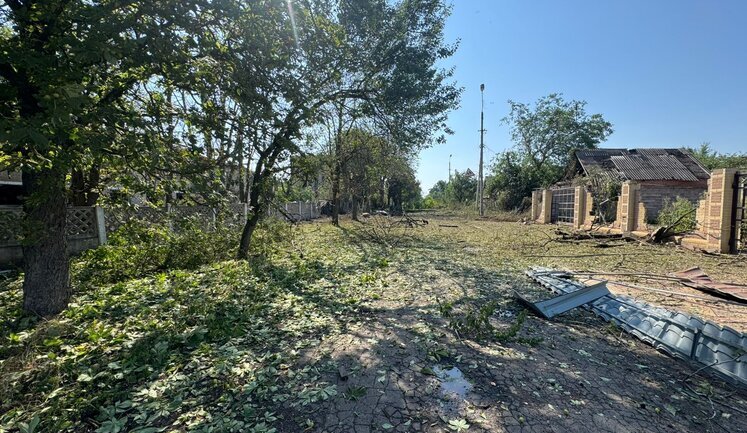 Ворог завдав трьох авіаударів по Костянтинівці: пошкоджено багатоквартирні і приватні будинки, заклад освіти. ФОТОрепортаж