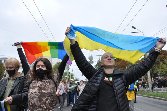 Руху ЛГБТ-маршу намагалася перешкодити жінка, яка лягла на асфальт і кричала про перетворення хлопчиків на геїв 78